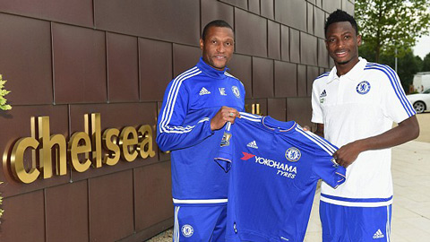 Baba ra mắt Chelsea bên cạnh GĐKT Michael Emenalo