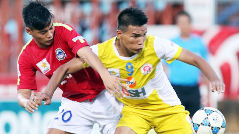 Các cầu thủ trẻ của CLB Hà Nội (phải) không hề non kinh nghiệm