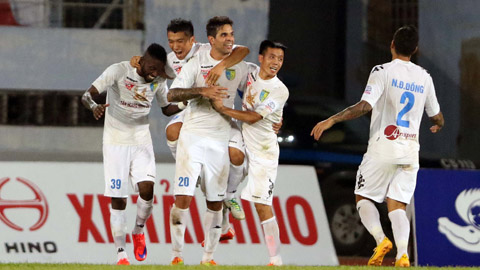 Gonzalo cùng các đồng đội ăn mừng sau bàn thắng ấn định tỷ số 2-1 cho HN.T&T - Ảnh: Minh Tuấn