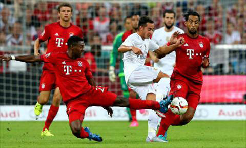 Real (áo trắng) để thua Bayern 0-1 ở Audi Cup cách đây không lâu