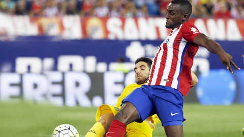 Atletico (áo sọc) vẫn chọn lối đá rình rập dù có lợi thế sân nhà và lực lượng vượt trội