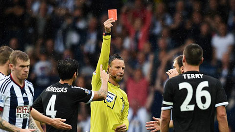 Terry bị trọng tài Clattenburg rút thẻ đỏ sau pha phạm lỗi với Rondon