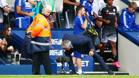 Mourinho hét vào chiếc micro bên ngoài đường piste