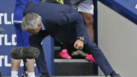 HLV Mourinho quỳ xuống gào vào micro sau tiếng còi kết thúc trận thắng West Brom