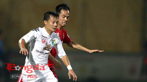 Thành Lương (trắng) nhận danh hiệu cầu thủ ghi bàn đẹp nhất tháng 7 - Ảnh: Minh Tuấn