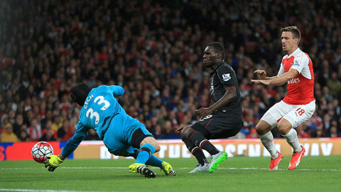 Thủ thành Cech đã có một ngày thi đấu ấn tượng trước Liverpool