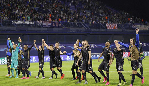 Sự phấn khích của cầu thủ đội Dinamo Zagreb khi đã lọt vào vòng bảng Champions League