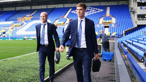 John Stones đang sẵn sàng rời Everton để giúp HLV Mourinho (ảnh nhỏ) giải bài toán hậu vệ