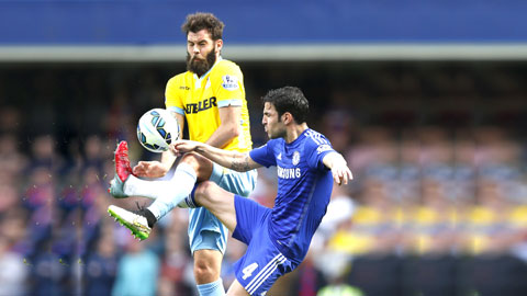 Fabregas (4) và đồng đội sẽ lại chật vật trên hành trình bảo vệ ngôi vương