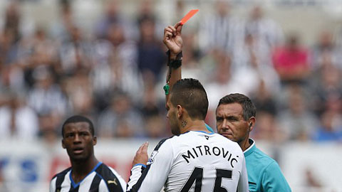 Mitrovic phải nhận thẻ đỏ trực tiếp sau pha phạm lỗi với Coquelin