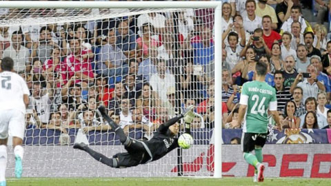 Navas xuất sắc đẩy được quả penalty ở trận thắng Betis