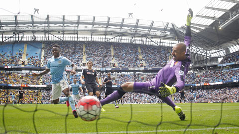 Pha ghi bàn ấn định chiến thắng 2-0 của Sterling cho Man City trước Watford