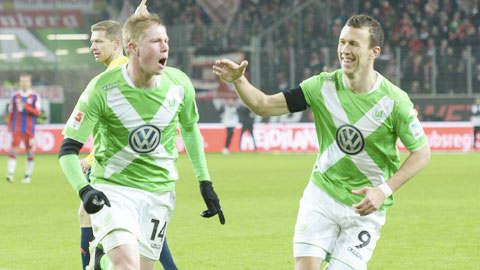 Wolfsburg phải chia tay hai trụ cột De Bruyne (trái) và Perisic ngay Hè này