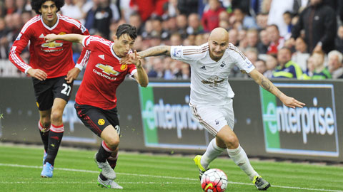 Shelvey (áo sáng) đang thăng hoa cùng Swansea