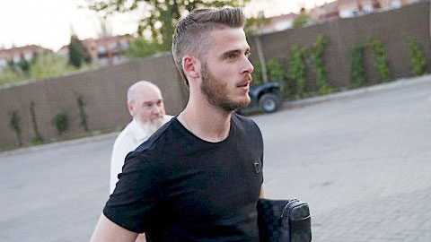 Thương vụ De Gea đổ bể vào giờ chót