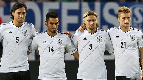 Hummels (bìa trái), Guendogan và Reus (bìa phải) là 3 trong 4 thành viên Dortmund lên tuyển lần này