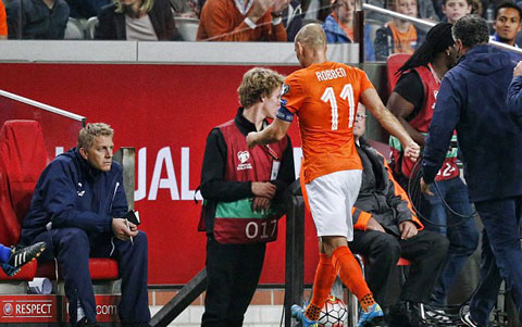 Robben vừa dính chấn thương ở trận đấu với Iceland
