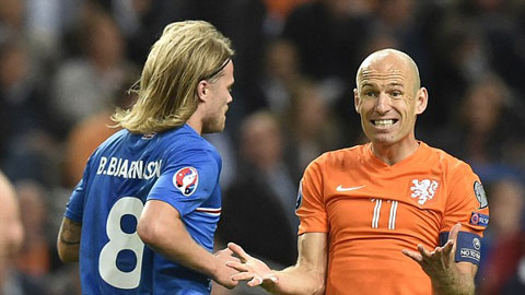 Hà Lan (áo cam) hiện chỉ xếp thứ 3 ở bảng A sau Iceland và CH Czech