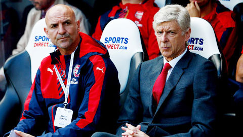Wenger bị chỉ trích không biết cách tiêu tiền
