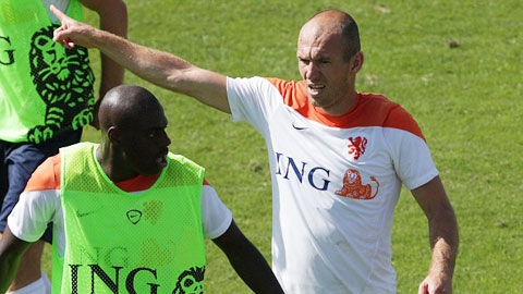 Robben (phải) vừa gọi đồng đội Indi là “kẻ ngu dốt”
