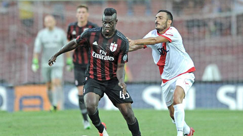 Balotelli để lại dấu giày trong cả 3 bàn thắng của Milan trong trận ra mắt