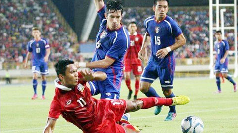 Đài Loan (sau) để thua Thái Lan 0-2 sau những sai lầm của hàng thủ