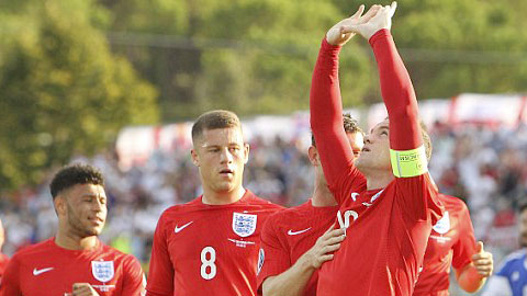 Rooney ăn mừng bàn thứ 49 cho ĐT Anh với cú đá 11m thành công