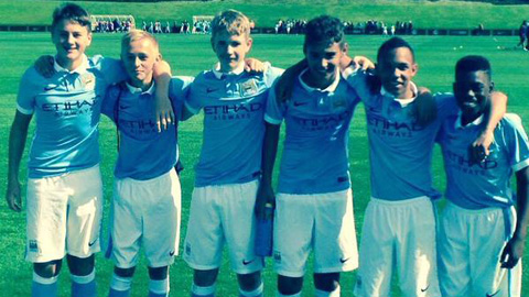 Các cầu thủ nhí của đội U14 Man City vừa làm rạng danh CLB chủ quản