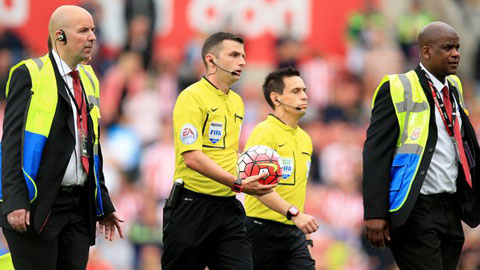 Trọng tài Michael Oliver (cầm bóng) thường không mang lại may mắn cho Liverpool