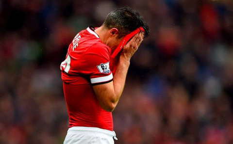 Van Persie bị tống cổ khỏi M.U một cách tức tưởi