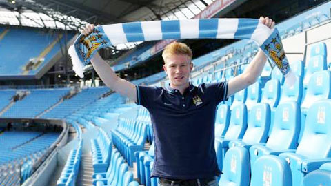 De Bruyne sẽ thay chính vị trí mà Silva (ảnh dưới) để lại
