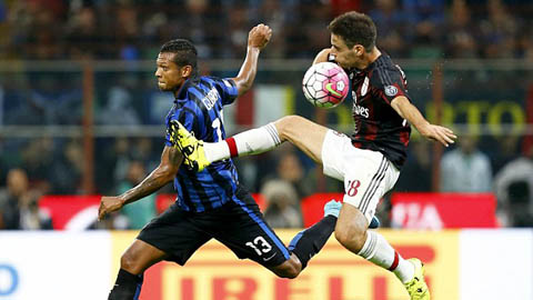 Ferdy Guarin (trái) ghi bàn thắng duy nhất giúp Inter Milan lên ngôi đầu bảng
