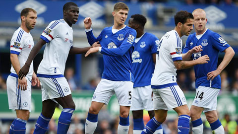 Kể từ đầu mùa, hàng thủ Chelsea (áo trắng) liên tục mắc sai lầm để đối phương khai thác