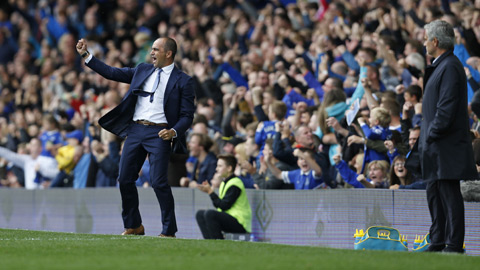 Mourinho đứng lặng một bên chứng kiến Martinez ăn mừng