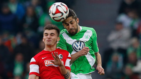 Wolfsburg (phải) thi đấu chuệch choạc vì chưa định hình được lối chơi