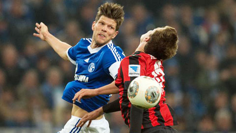 Huntelaar (trái) và đồng đội khó rơi điểm khi đối thủ chỉ là APOEL Nicosia