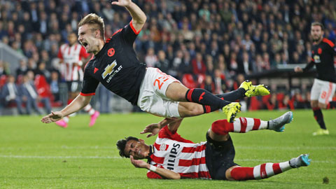 Pha bóng khiến Luke Shaw gặp chấn thương khủng khiếp