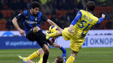 Inter (áo sẫm) sẽ gặp thử thách không nhỏ trên sân của Chievo tối Chủ nhật này