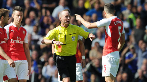 Wenger cho rằng Gabriel đã vướng bẫy của Costa