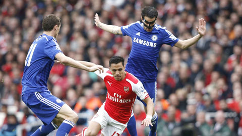 Nhiều ngôi sao của hai đội như Fabregas (bìa phải) hay Sanchez (giữa) đều đang sa sút phong độ