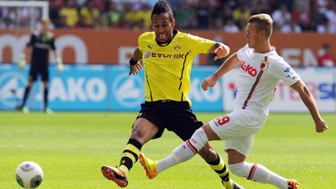 Aubameyang (trái) đang là chủ công của Dortmund trong khi Chicharito (ảnh dưới) cũng hòa nhập tốt tại Leverkusen