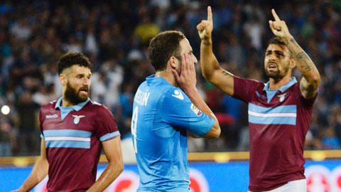 Napoli (giữa) gặp Lazio như gặp khắc tinh