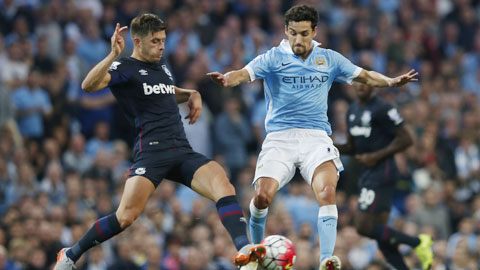 Navas (phải) chỉ được chấm 4 điểm, thấp nhất trong số các cầu thủ Man City