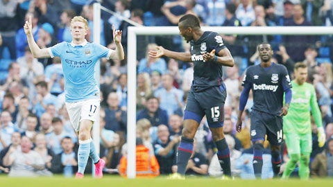 De Bruyne (trái) đá như một ông chủ trong lối chơi của Man City
