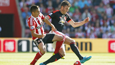 Man United (phải) vẫn đang đi tìm người dẫn dắt lối chơi