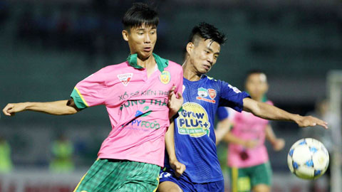 Công Thành (trái) đã có màn thể hiện tốt tại V-League