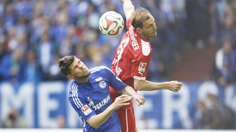 Schalke (trái) và Frankfurt sẽ tạo cơn mưa bàn thắng ở trận này