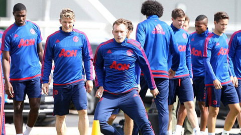 Trung vệ Phil Jones sẽ tăng thêm sự chắc chắn cho hàng phòng ngự M.U