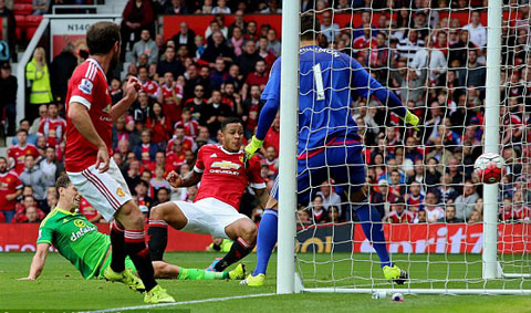 M.U (áo đỏ) đã leo lên ngôi đầu BXH Premier League 2015/16