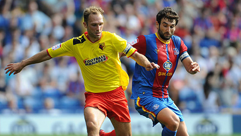 Cầu thủ Watford và Crystal Palace tranh bóng